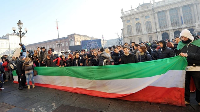 Menschenmenge mit riesiger Italien-Flagge. Menschenmenge mit riesiger Italien-Flagge.