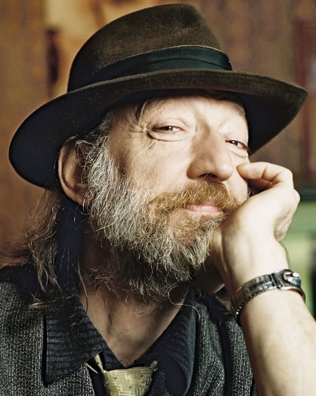 Roland Neuwirth im Porträt. Roland Neuwirth im Porträt.