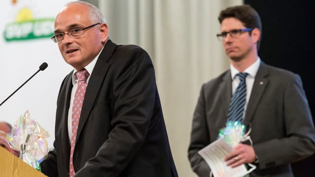 Pierre Alain Schnegg im Vordergrund, Lars Guggisberg im Hintergrund. Pierre Alain Schnegg im Vordergrund, Lars Guggisberg im Hintergrund.
