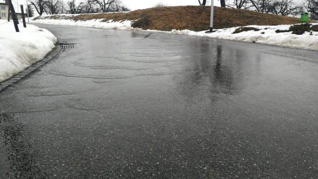 Auf der Strasse in Wigoltingen im Kanton Thurgau fliesst viel Wasser ab. Auf der Strasse in Wigoltingen im Kanton Thurgau fliesst viel Wasser ab.