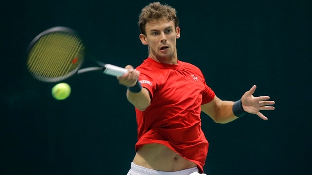 Ein Mann spielt Tennis Ein Mann spielt Tennis