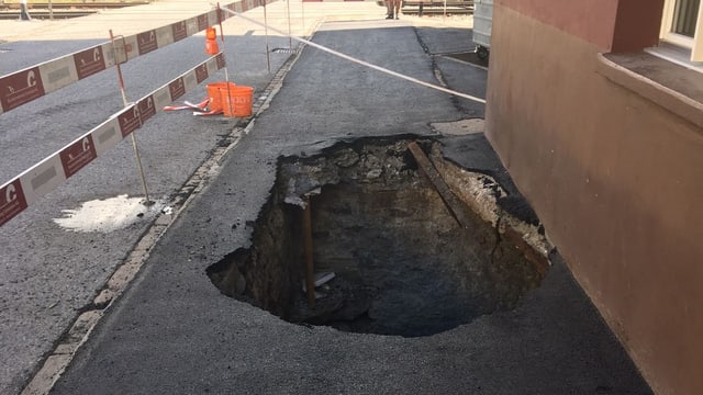 Die Walze stürzte samt Fahrer in ein vier Meter tiefes Loch. Die Walze stürzte samt Fahrer in ein vier Meter tiefes Loch.