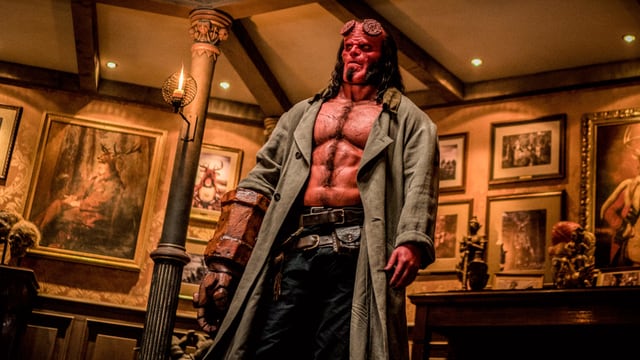 Hellboy mit halbnacktem Oberkörper, in einem vornehmen Salon Hellboy mit halbnacktem Oberkörper, in einem vornehmen Salon