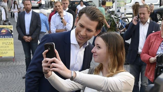 Junge Frau schiesst Selfie mit Sebastian Kurz auf der Strasse Junge Frau schiesst Selfie mit Sebastian Kurz auf der Strasse