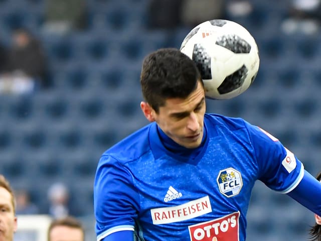 Lazar Cirkovic beim Kopfball. Lazar Cirkovic beim Kopfball.