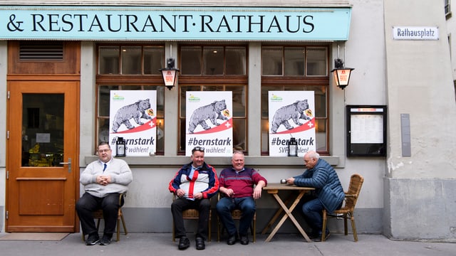 Vier Männer sitzen vor dem Restaurant Rathaus Vier Männer sitzen vor dem Restaurant Rathaus