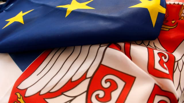 EU-Flagge überdeckt Serbiens Flagge. EU-Flagge überdeckt Serbiens Flagge.