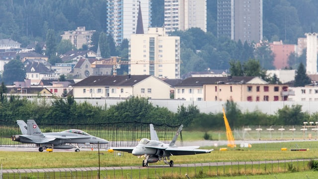 Zwei Flugzeuge auf dem Rollfeld des Flugplatzes Emmen. Zwei Flugzeuge auf dem Rollfeld des Flugplatzes Emmen.