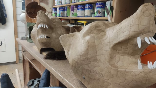 Zwei Wolfsmasken Zwei Wolfsmasken