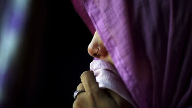 Indische Frau, das Gesicht verschwindet hinter einem Kopftuch. Indische Frau, das Gesicht verschwindet hinter einem Kopftuch.
