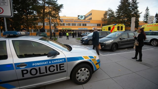 Polizei-Auto vor dem Eingang in die Klinik. Polizei-Auto vor dem Eingang in die Klinik.