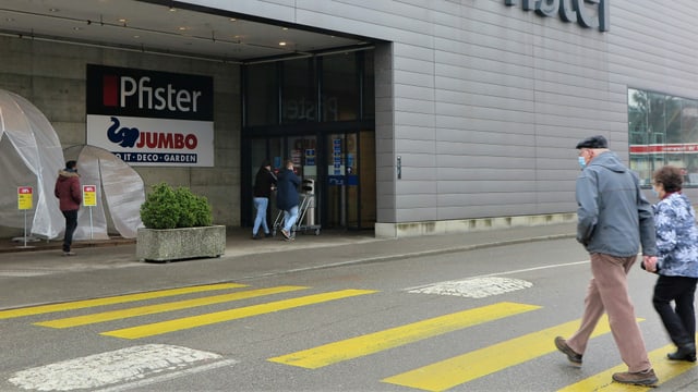 Eingang zum Jumbo-Baumarkt in Suhr, einige Kunden betreten das Geschäft Eingang zum Jumbo-Baumarkt in Suhr, einige Kunden betreten das Geschäft