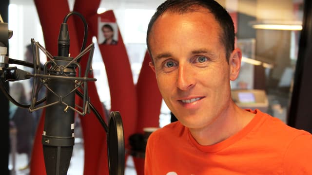 Viktor Röthlin im Studio bei Radio SRF 1. Viktor Röthlin im Studio bei Radio SRF 1.