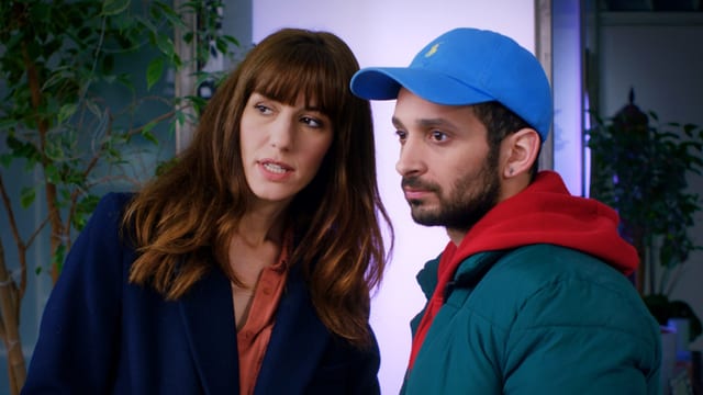Frau und Mann schauen etwas an Frau und Mann schauen etwas an