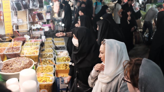 Frauen mit Kopftüchern im Iran. Frauen mit Kopftüchern im Iran.