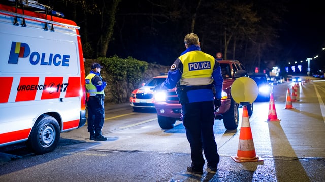 Genfer Polizisten bei einer Verkehrskontrolle Genfer Polizisten bei einer Verkehrskontrolle
