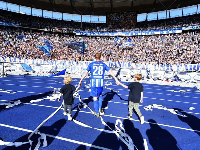 Fabian Lustenberger lässt sich gemeinsam mit seinen beiden Söhnen von der Berliner Fankurve feiern. Fabian Lustenberger lässt sich gemeinsam mit seinen beiden Söhnen von der Berliner Fankurve feiern.