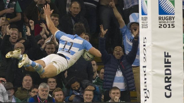 Argentiniens Juan Imhoff hebt mit dem Ball in der Hand ab und fliegt durch die Luft, im Hintergrund jubeln im die Zuschauer zu. Argentiniens Juan Imhoff hebt mit dem Ball in der Hand ab und fliegt durch die Luft, im Hintergrund jubeln im die Zuschauer zu.