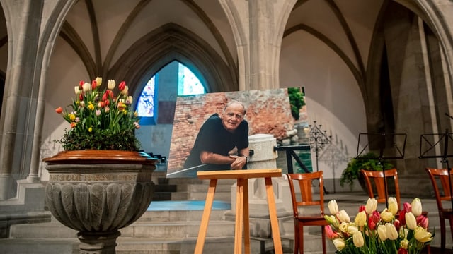 Kirchenaltar mit Blumen und Porträtfoto Kirchenaltar mit Blumen und Porträtfoto