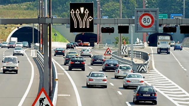 Autos vor dem Baretttunnel. Autos vor dem Baretttunnel.