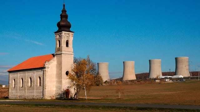 Kirche, dahinter Blick auf Kühltürme Kirche, dahinter Blick auf Kühltürme