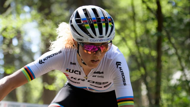 Jolanda Neff cun chaplina en acziun. Jolanda Neff cun chaplina en acziun.
