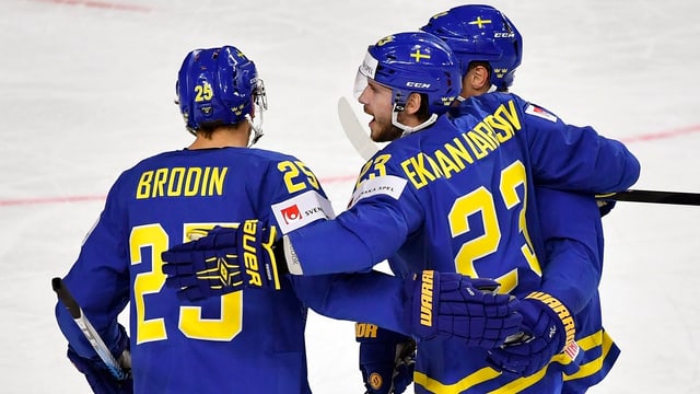 Brodin und Co. jubeln über einen Treffer. Brodin und Co. jubeln über einen Treffer.