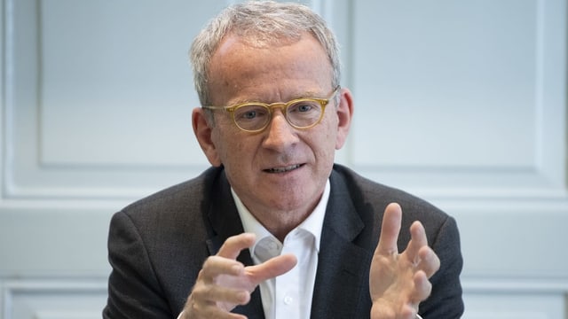 Mann vor Mikrofon. Mann vor Mikrofon.