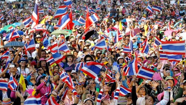 Menschenmenge mit thailändischen Flaggen. Menschenmenge mit thailändischen Flaggen.