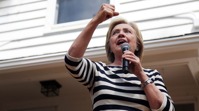 Clinton bei einer Rede, sie ballt die Faust. Clinton bei einer Rede, sie ballt die Faust.