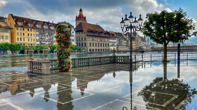 Blick auf das überschwemmte Luzern entlang der Reuss. Blick auf das überschwemmte Luzern entlang der Reuss.