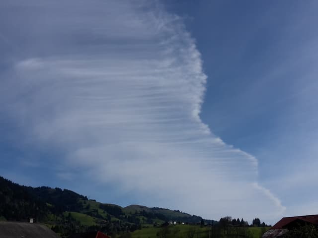 Teils blauer, teils grauer Himmel.