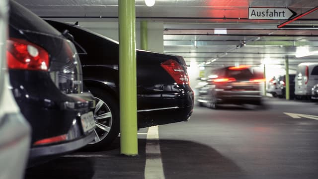 Autos in einem Parkhaus. Autos in einem Parkhaus.