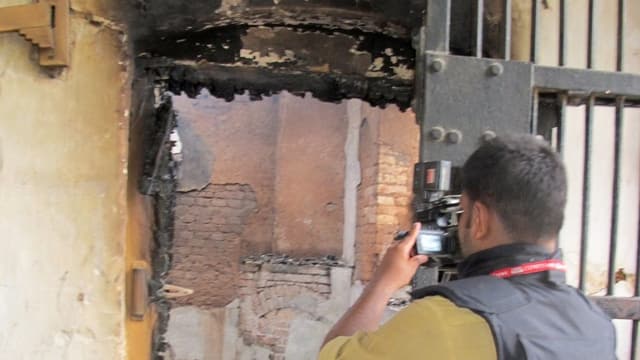 Polizist fotografiert defekte Gefängnistür nach dem Angriff der Taliban Polizist fotografiert defekte Gefängnistür nach dem Angriff der Taliban