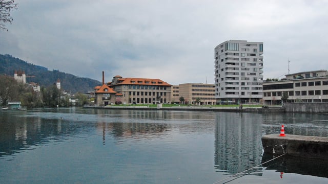 Neue und alte Häuser, im Vordergrund Wasser Neue und alte Häuser, im Vordergrund Wasser