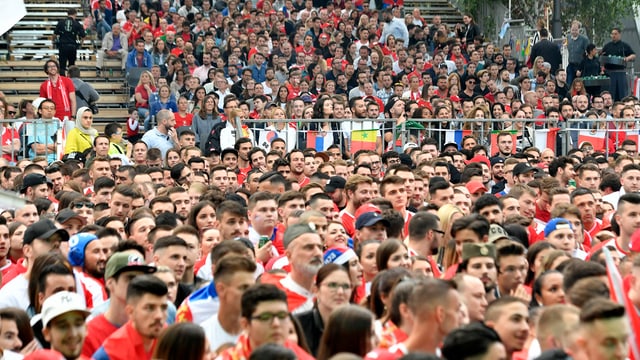 Zuschauer im Public Viewing. Zuschauer im Public Viewing.