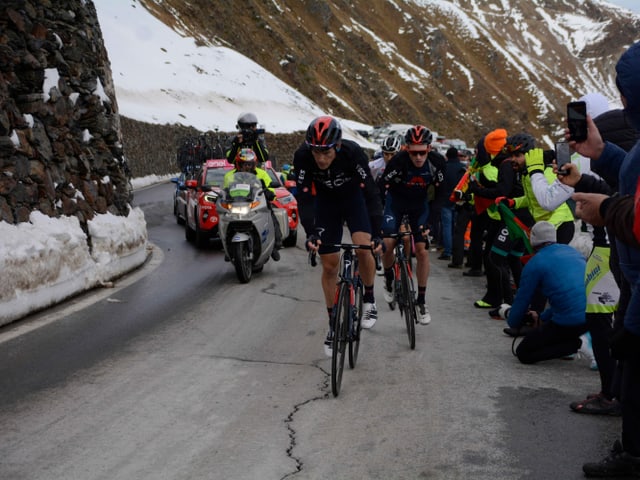 Rohan Dennis und Tao Geoghegan Hart am Stilfserjoch. Rohan Dennis und Tao Geoghegan Hart am Stilfserjoch.