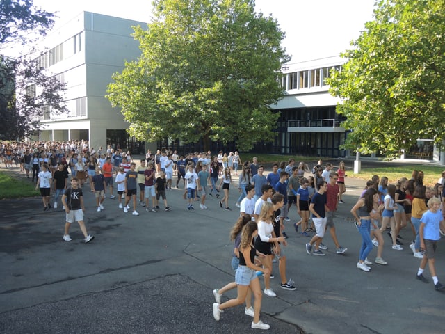Zahlreiche Schülerinnen und Schüler vor dem Gebäude der Kantonsschule Alpenquai in Luzern.