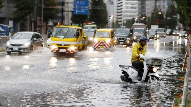 Überschwemmte Strasse in Tokio Überschwemmte Strasse in Tokio