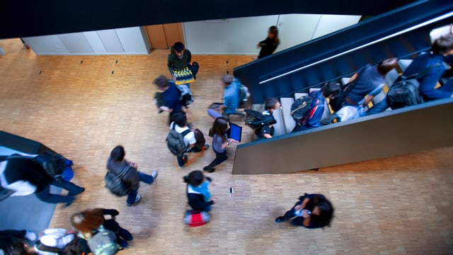 Schüler in einem Schulhaus Schüler in einem Schulhaus