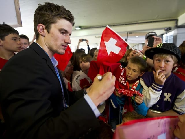 Bei der Ankunft der Silberhelden nach der WM 2013 ist Roman Josi ein gefragter Mann.