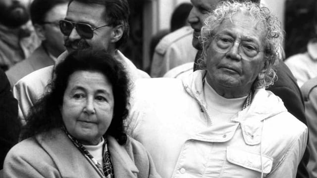 Schwarz-weiss Bild von Doris Kessler und Hans Erni nebeneinanderstehend. Schwarz-weiss Bild von Doris Kessler und Hans Erni nebeneinanderstehend.