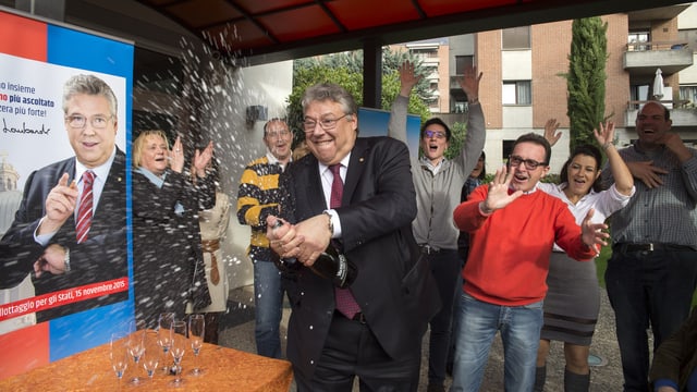 Filippo Lombardi lässt die Korken knallen. Filippo Lombardi lässt die Korken knallen.