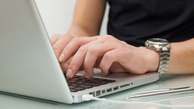 Mann arbeitet am Laptop Mann arbeitet am Laptop
