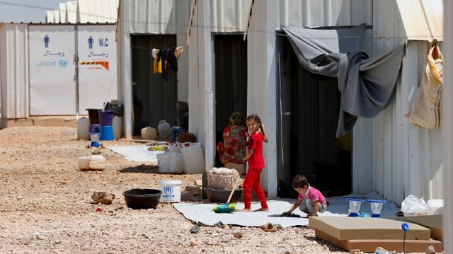 Syrische Flüchtlingskinder vor einem Flüchtlingscamp in der Nähe von Amman, Jordanien Syrische Flüchtlingskinder vor einem Flüchtlingscamp in der Nähe von Amman, Jordanien