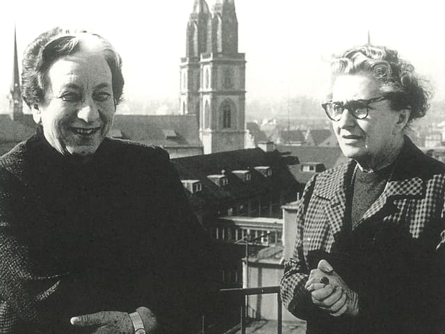 Marguerite Steiger und Hermine Raths auf einem Schwarzweiss-Foto mit dem Zürcher Fraumünster im Hintergrund. Marguerite Steiger und Hermine Raths auf einem Schwarzweiss-Foto mit dem Zürcher Fraumünster im Hintergrund.