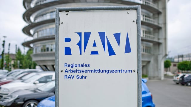 Ein Schild auf dem RAV steht Ein Schild auf dem RAV steht