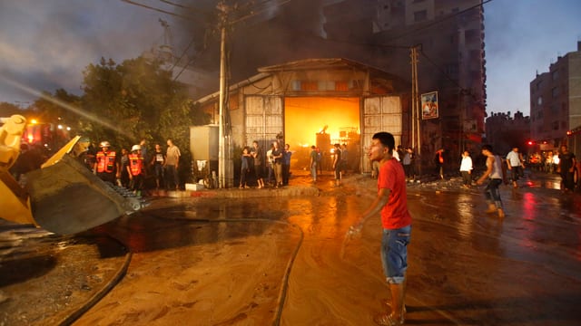 Feuer in einer Fabrikhalle Feuer in einer Fabrikhalle