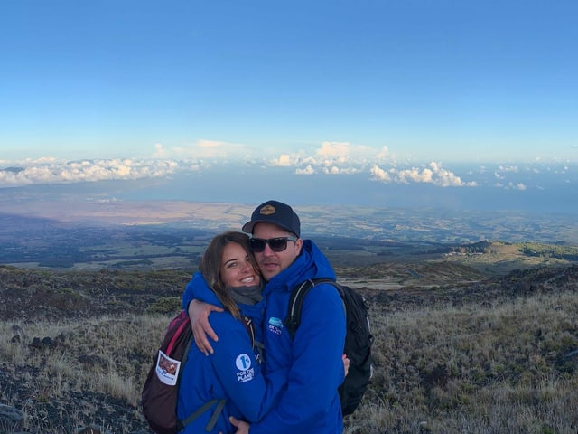 In perfetg mument per Viviane Manetsch e ses ami Simon: la levada dal sulegl a Haleakala a Maui.
