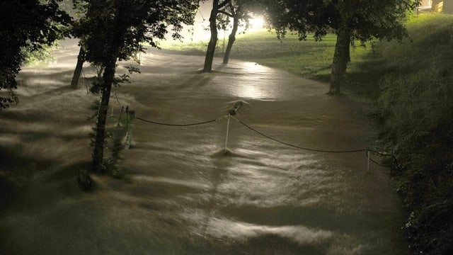 Ein Fluss ist über die Ufer getreten Ein Fluss ist über die Ufer getreten